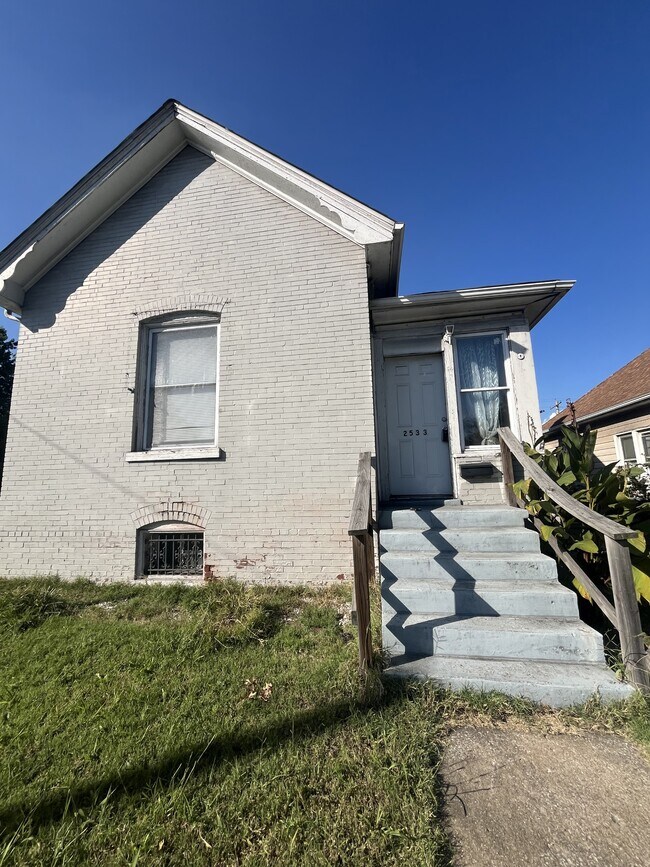 Building Photo - 2533 E 24th St
