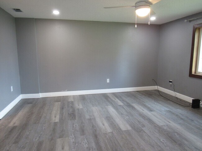 Foto del edificio - For Rent – Beautifully Remodeled 3 Bed, 2 ...