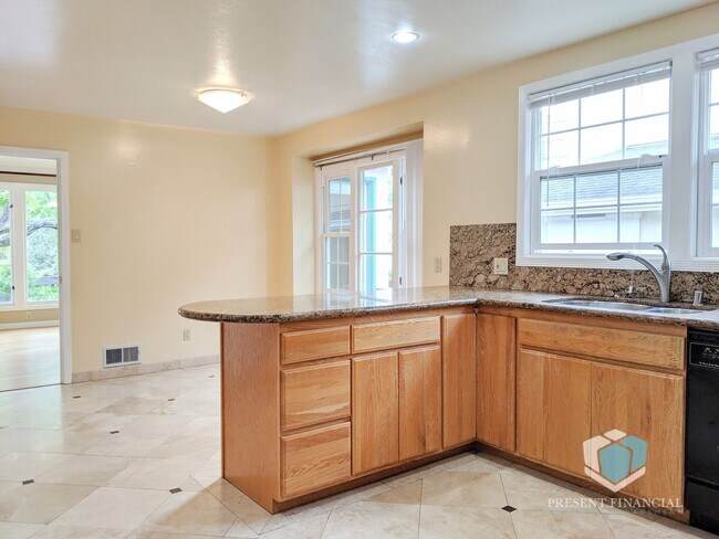 Building Photo - 3 br, 2.5 bath House - 1601 Adeline Dr