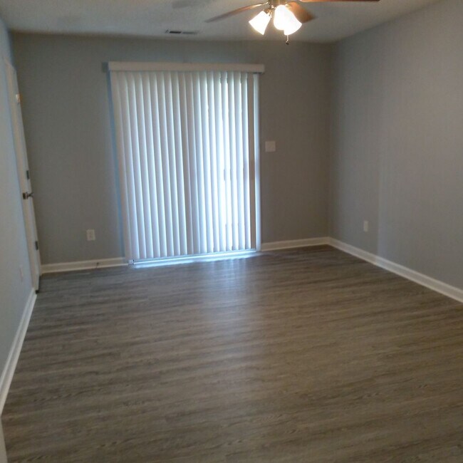 Building Photo - Newly renovated 2 bedroom, 1 bath apartment