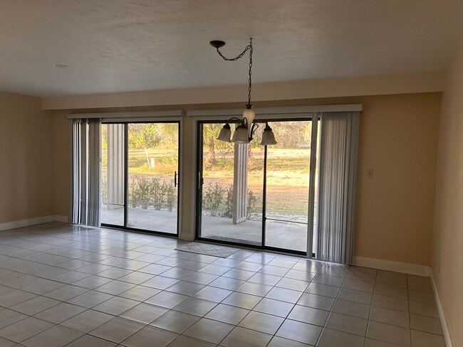 Sala de estar/comedor - 4031 Abbey Ct