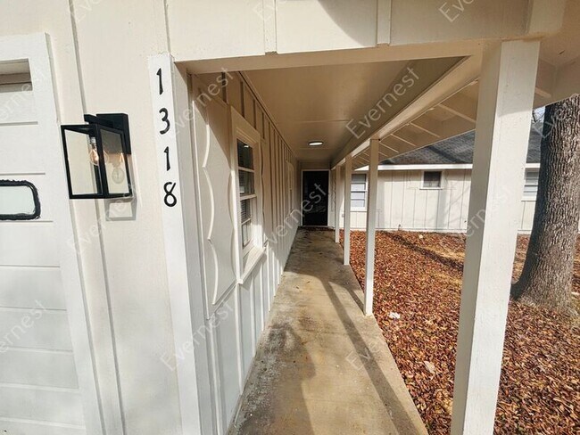 Building Photo - 1318 Woody Dr