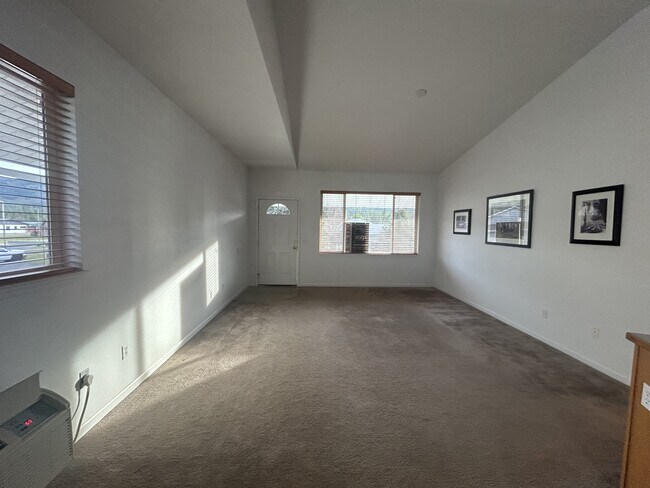 Foto del edificio - 15 Fairway Dr