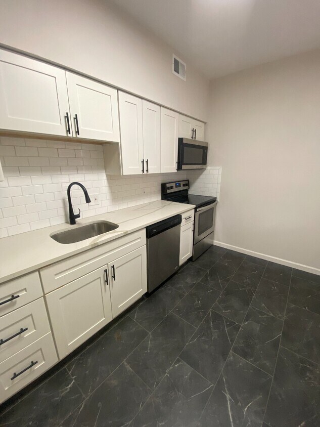 Foto principal - 5535-22 Pershing Ave