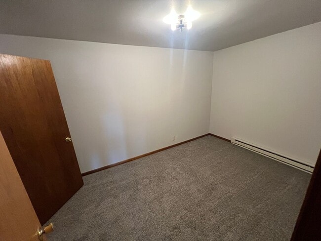 Building Photo - One Bedroom Apartment With Office Space