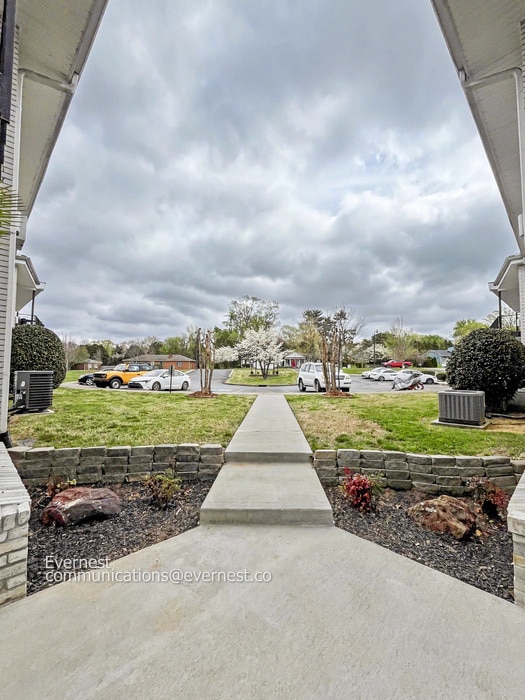 Foto del edificio - 613 Hillsboro Rd