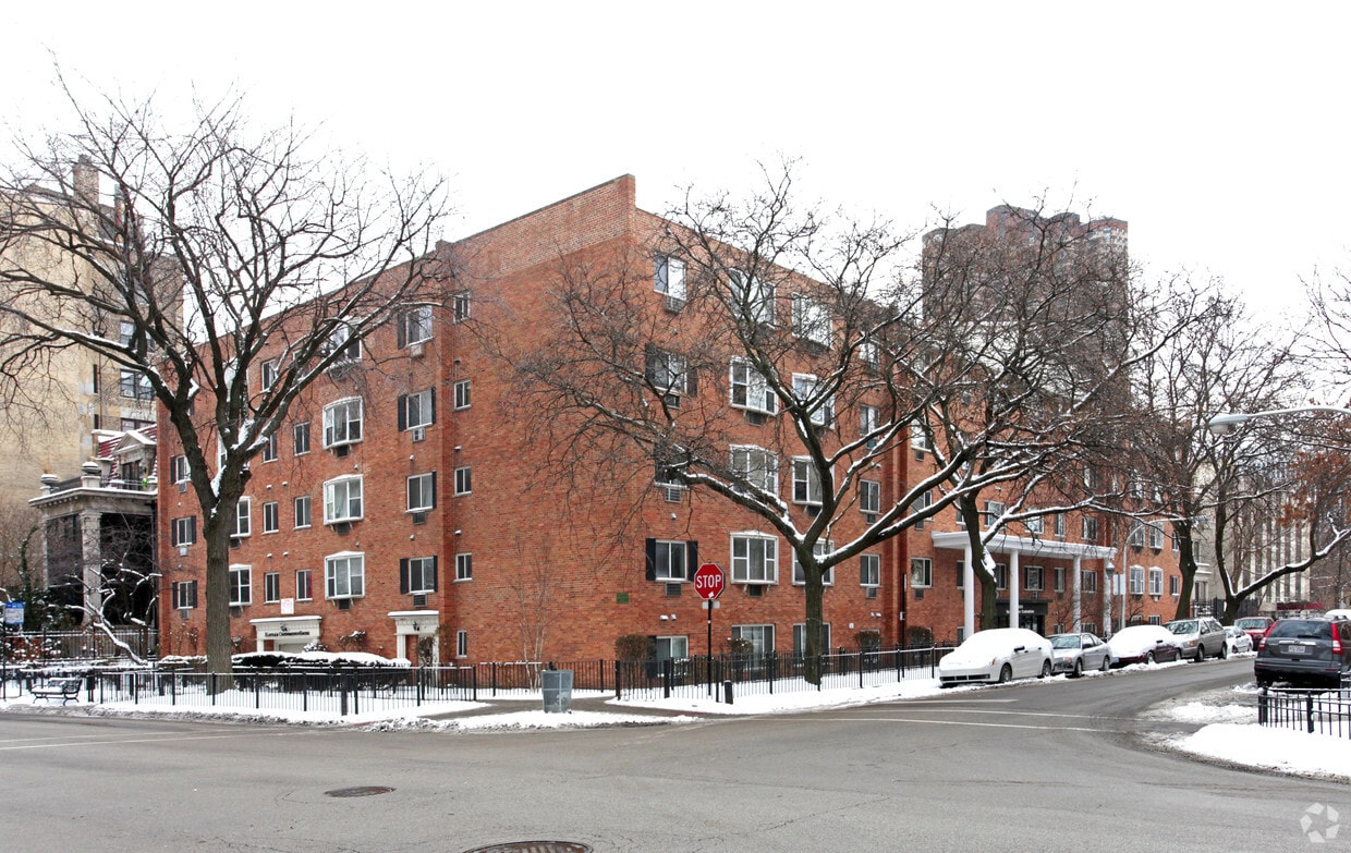 Primary Photo - 3825 N Pine Grove Ave