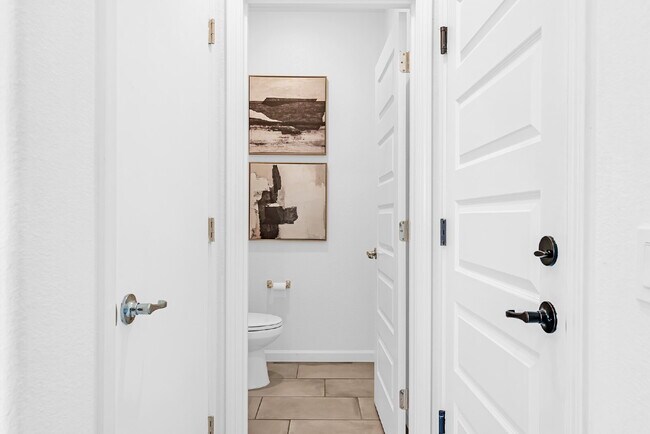 Foto del edificio - Modern Woodland Home with Solar and Privacy