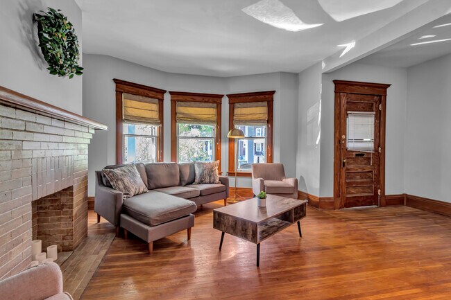 Living room. - 45 Saint James Pl