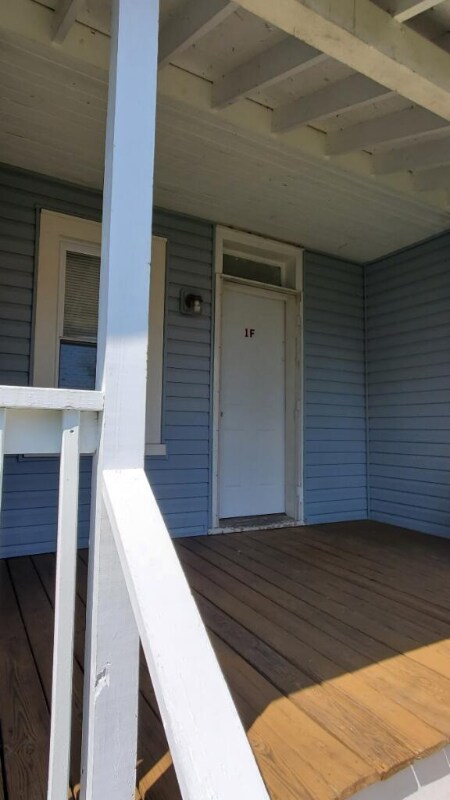 Primary Photo - 105 E Holly Oak Rd