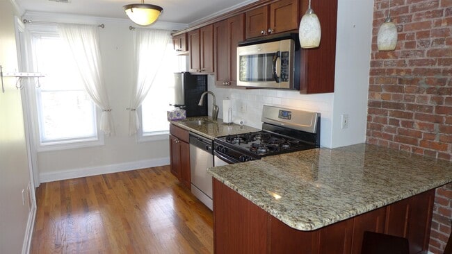 Building Photo - 206 6th St