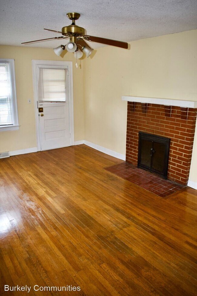Building Photo - 2 br, 1 bath House - 413 W. Vandalia Rd.
