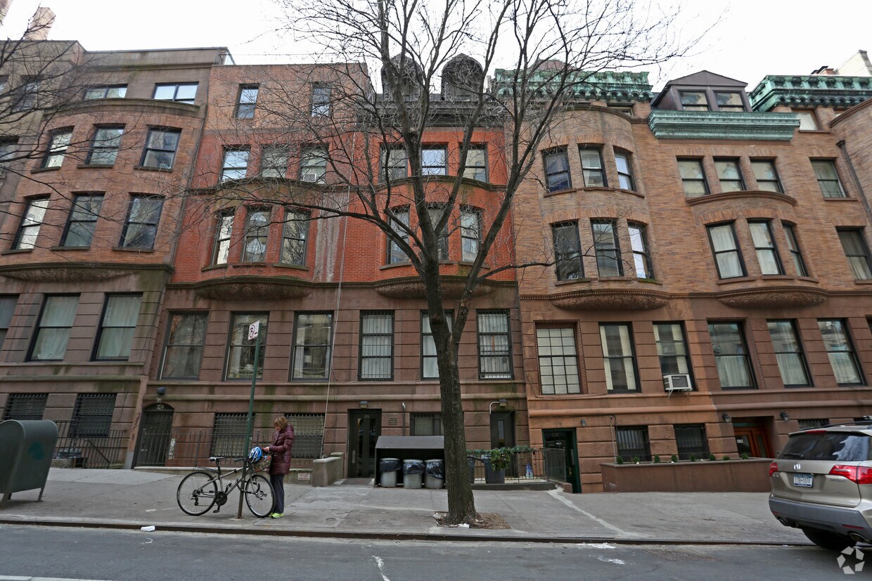 Building Photo - 326 W 77th St
