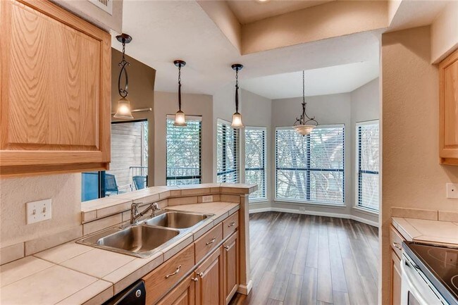 Building Photo - 4711 Spicewood Springs Rd