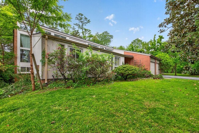Building Photo - 9404 Woodington Dr