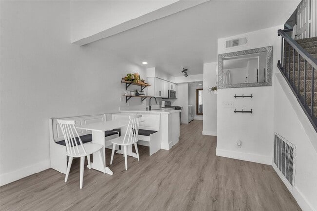 Building Photo - Modern 3-Bed Home in Green Valley – Beauti...