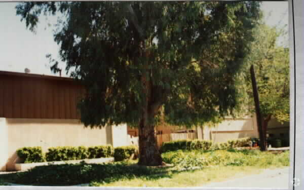 Foto del edificio - 915 N Vicentia Ave