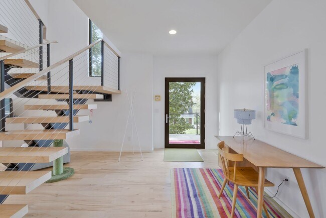 Foto del edificio - Custom-Built 4 Bed/ 2 Full + 2 Half Bath Modern Home at the base of Love Circle, Fully Furnished,...