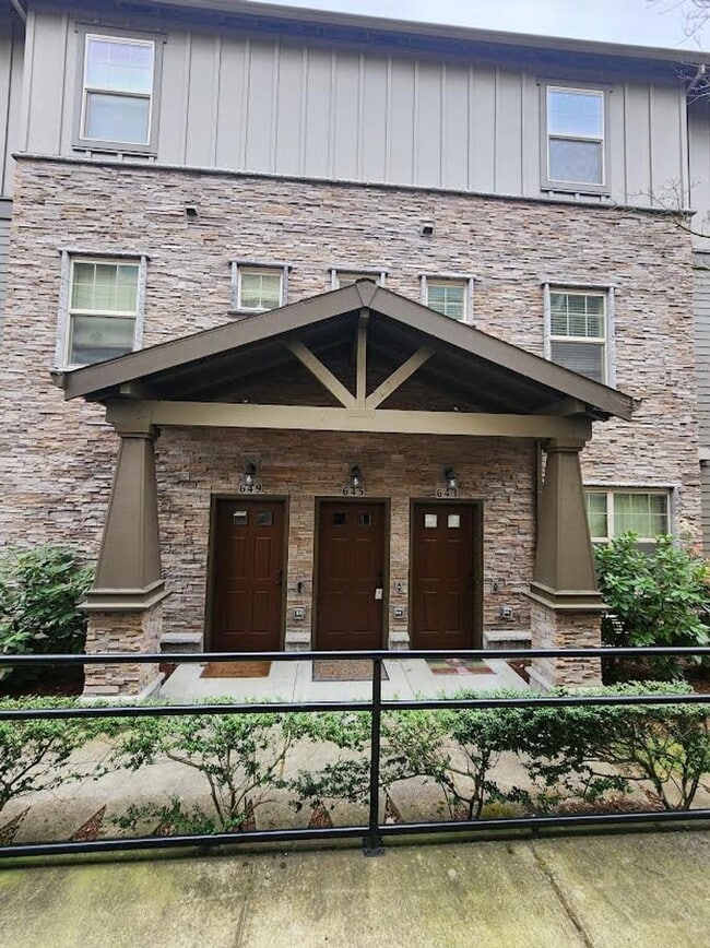 Photo - Short Term Lease Available / Beautiful Townhouse in Beaverton by Max Station!