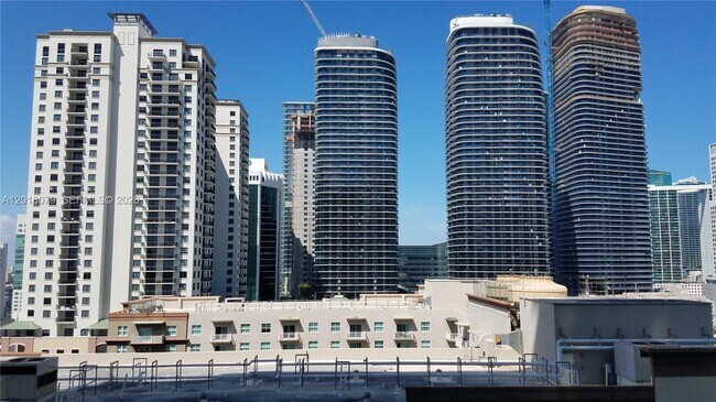 Building Photo - 1111 SW 1st Ave