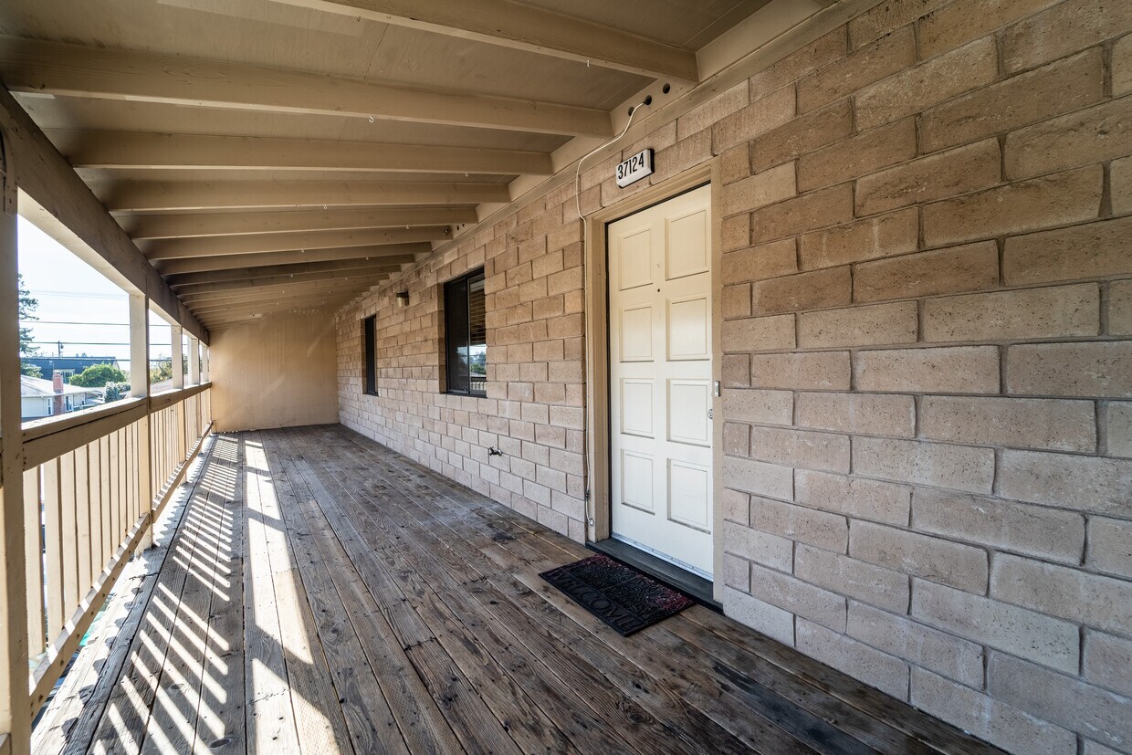 Apt Front Door - 2nd Floor - 37124 Maple St