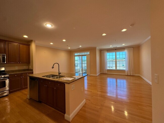 Building Photo - Glenwood Station Condo