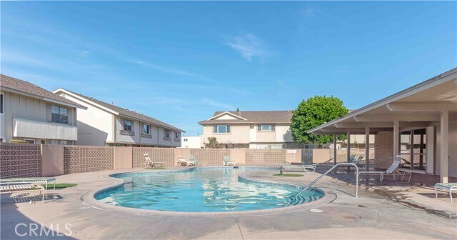 Foto principal - 17460 Euclid St