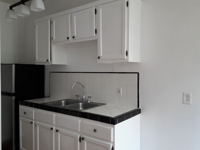 Building Photo - 6234 De Longpre Ave