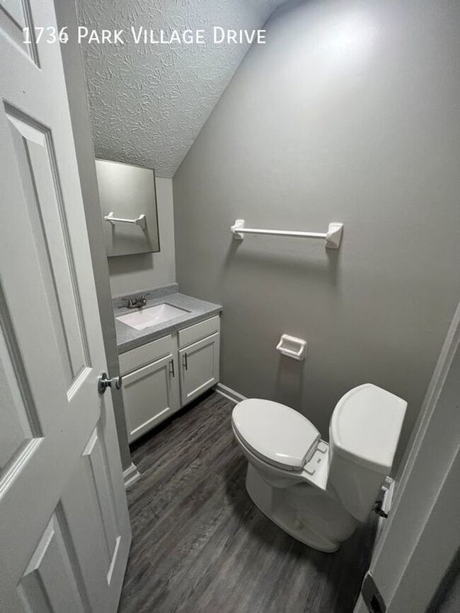 Building Photo - 2 Bedroom 2.5 Bath Townhome