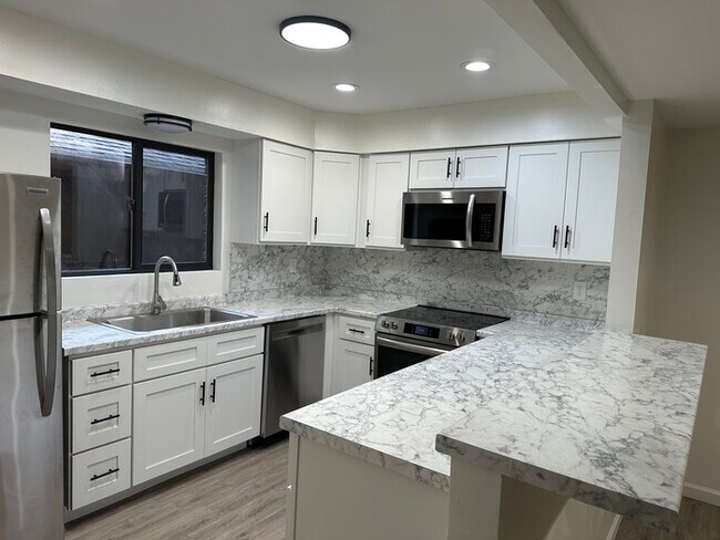 Building Photo - Beautifully Updated Townhome in Kirkwood