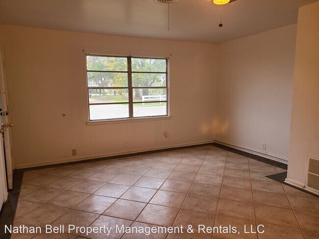 Building Photo - 3 br, 1 bath House - 2470 E.  Hickory St