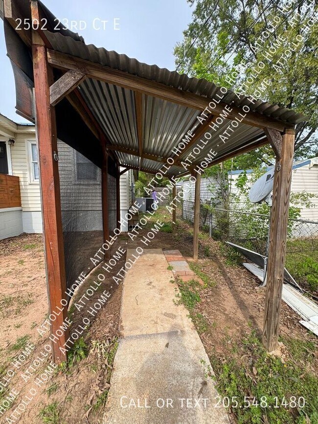 Building Photo - 3 Bedroom 2 Bath with large yard and scree...