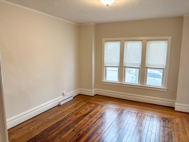 Building Photo - 1824 W Farragut Ave