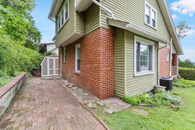 Foto del edificio - READY FOR MOVE IN! Don't miss this fully renovated 3-bedroom in Penn Hills!
