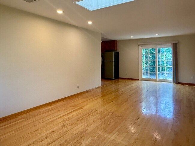 Foto del edificio - Must See Sharp 3 Bedroom 2 Bath Home in West San Jose