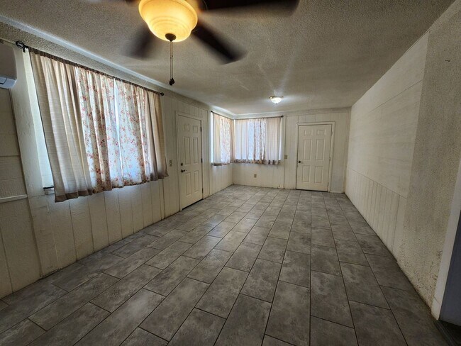 Building Photo - Move in Ready!! 3 Bedroom/2 bathroom