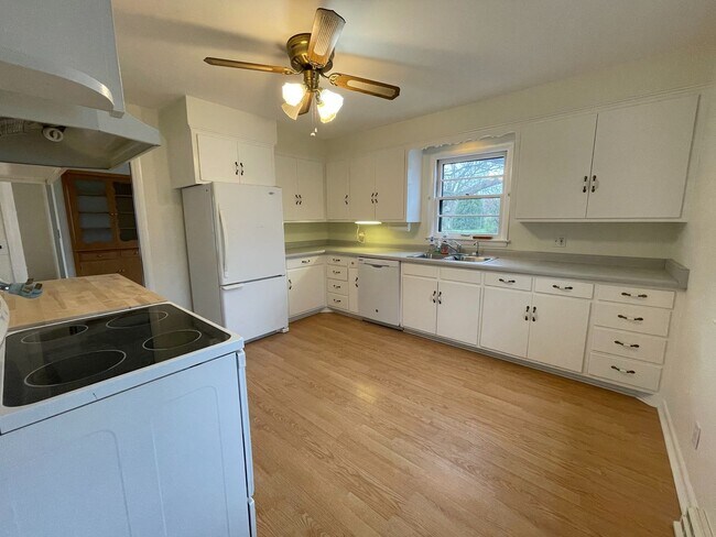 Foto del edificio - Hartland Single Family Ranch Home, 3 Bed, 1.5 Bath, Attached Garage