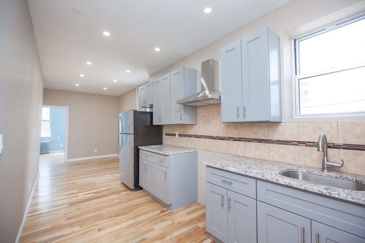 354 McGuinness Blvd Unit 2R, Brooklyn, NY 11222 Room for Rent in