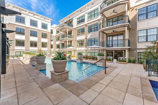 Foto del edificio - 4240 E Camelback Rd