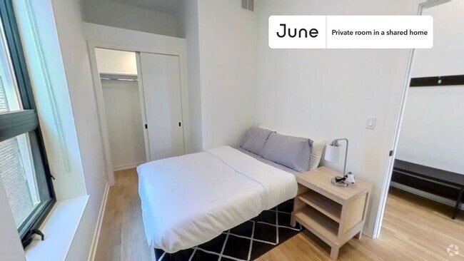Building Photo - Private bedroom in 4 bed/3 bath Home