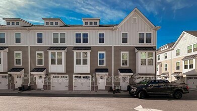 Building Photo - 561 Westport St