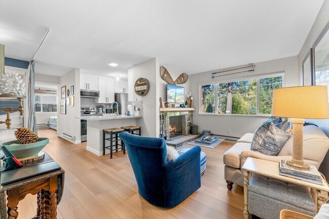 Foto del edificio - Beautifully Updated & Furnished 1 Bedroom in Lake Front Complex!