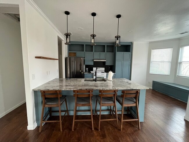 Building Photo - 5183 E Lowe Ave