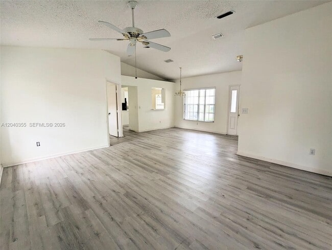 Building Photo - 532 SE 21st Dr