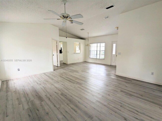 Foto del edificio - 532 SE 21st Dr