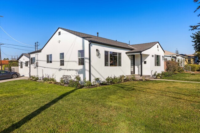 Fachada y lateral de la casa. Casa en esquina con un hermoso espacio que incluye estacionamiento privado. - 1823 N Ditman Ave
