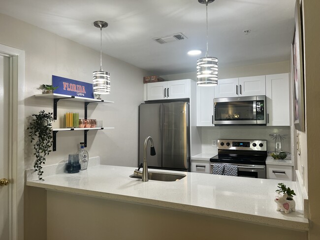Building Photo - 3800 SW 20th Ave