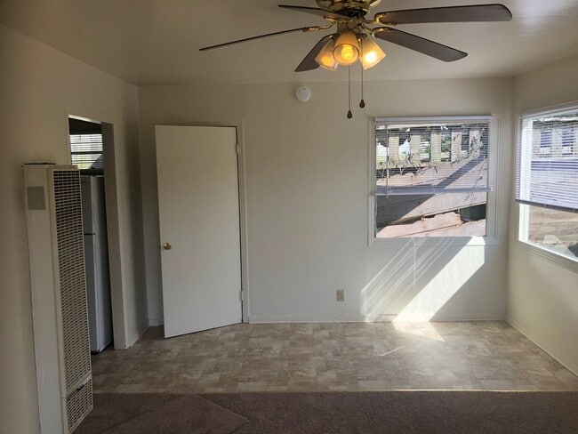Building Photo - Cat-friendly cottage with a fully fenced y...