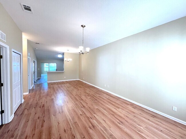 Foto del edificio - Huge 4 Bed 3 Bath 2 Car Townhome w FENCED YARD  for Rent!