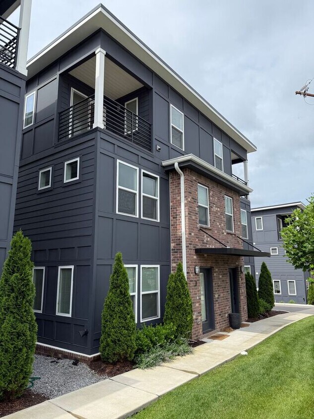Foto principal - 3 - Level Modern Apartment in East Nashville